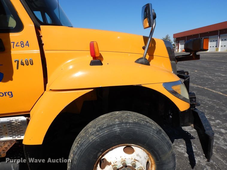 image for item DF5932 2006 International 7400 dump truck