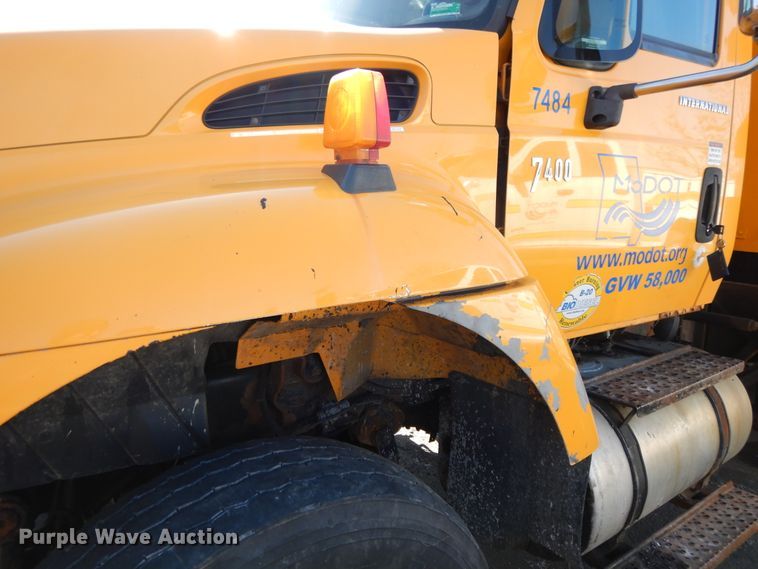 image for item DF5932 2006 International 7400 dump truck