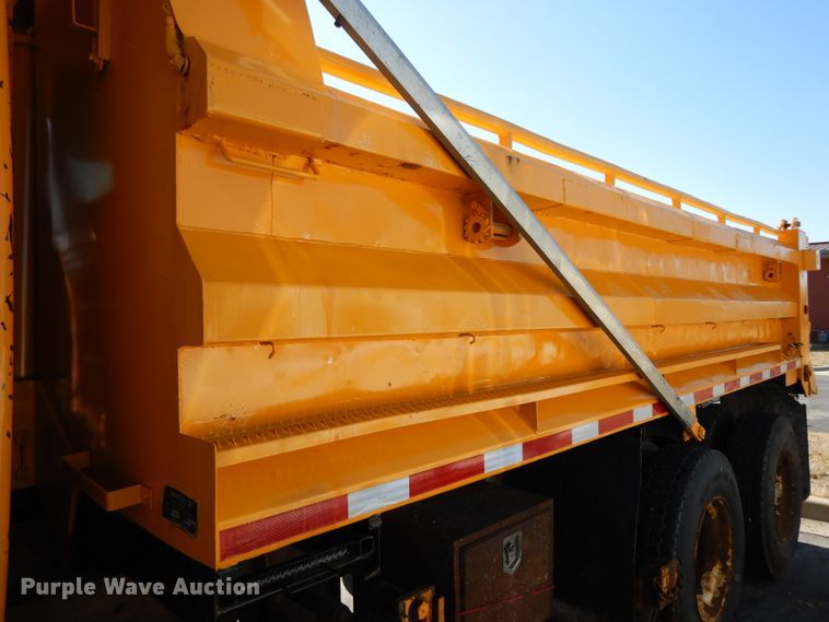 image for item DF5932 2006 International 7400 dump truck
