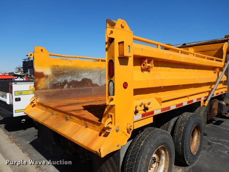 image for item DF5932 2006 International 7400 dump truck