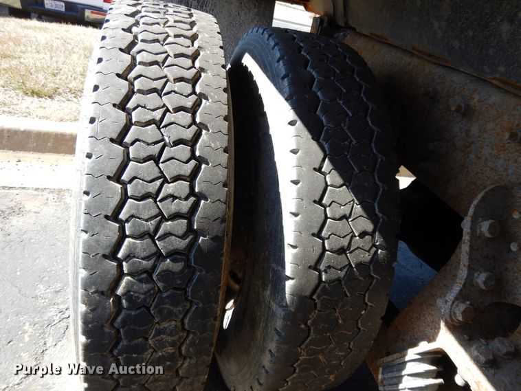 image for item DF5932 2006 International 7400 dump truck