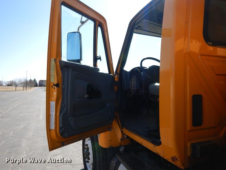 image for item DF5936 2006 International 7400 dump truck