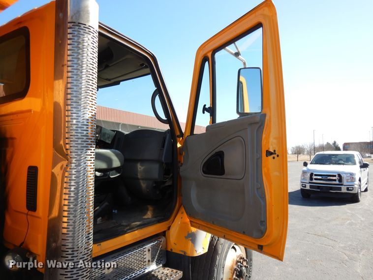 image for item DF5936 2006 International 7400 dump truck