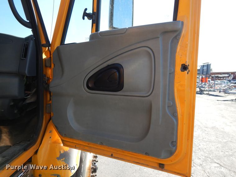 image for item DF5936 2006 International 7400 dump truck