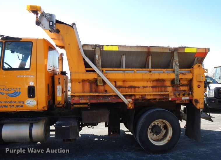 image for item DF5936 2006 International 7400 dump truck