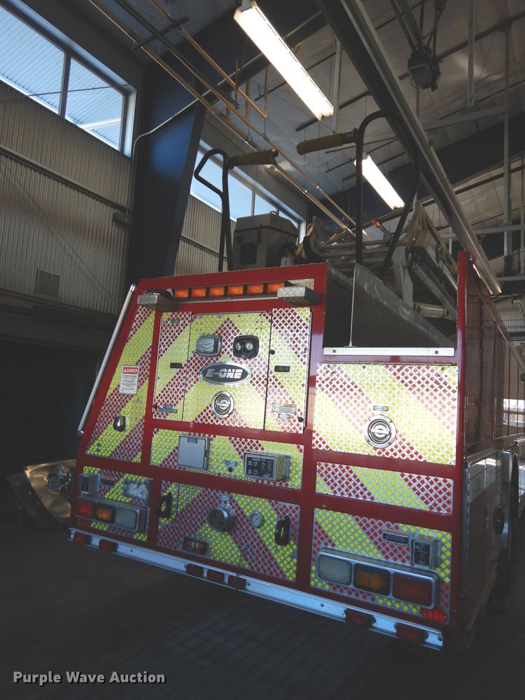 image for item DG6292 2001 E-one quint ladder fire truck