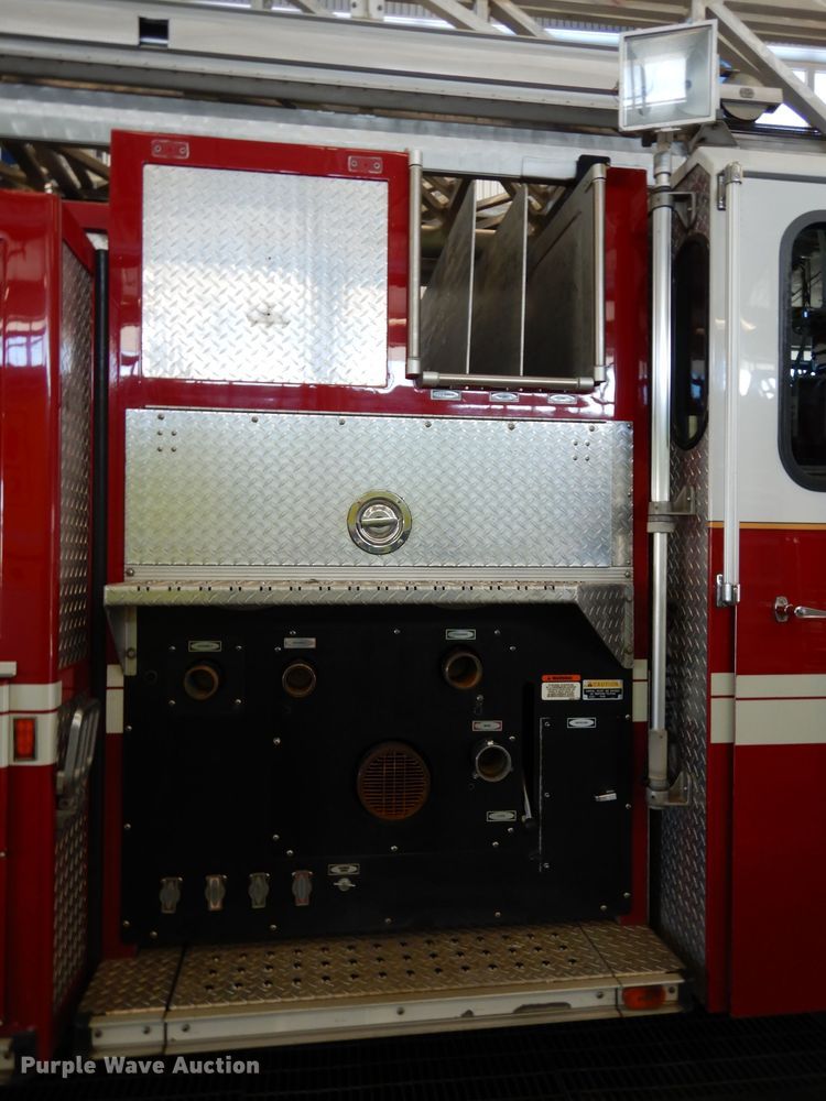 image for item DG6292 2001 E-one quint ladder fire truck