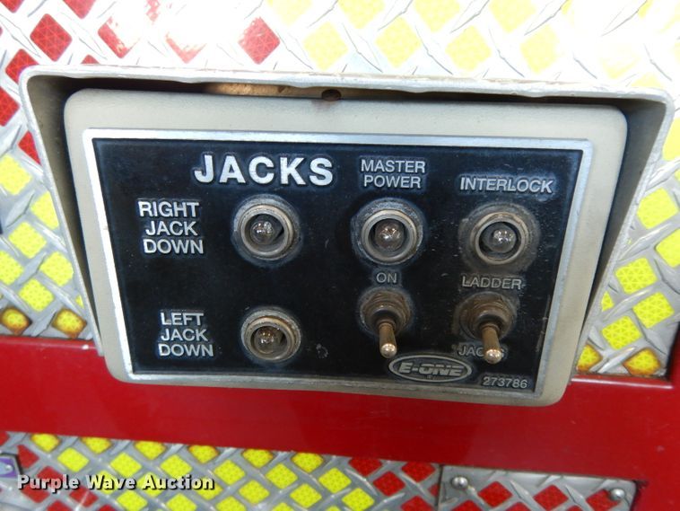 image for item DG6292 2001 E-one quint ladder fire truck