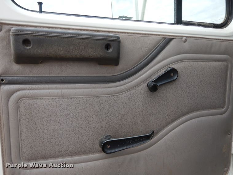 image for item DG6332 1998 International 4700 sign truck