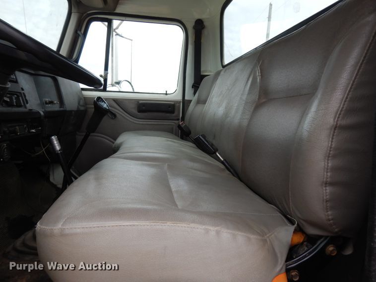 image for item DG6332 1998 International 4700 sign truck