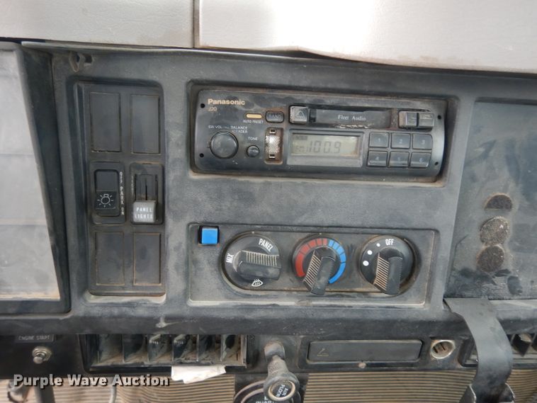 image for item DG6332 1998 International 4700 sign truck