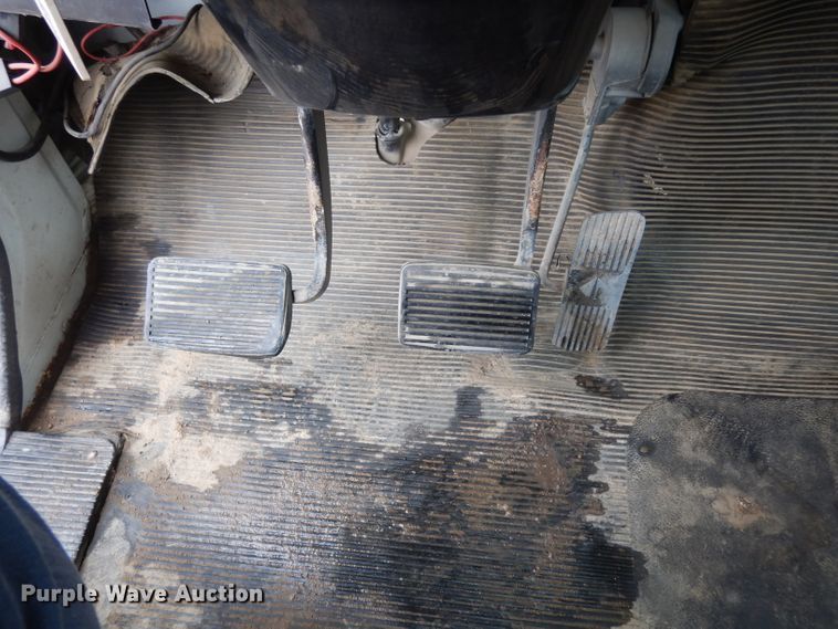 image for item DG6332 1998 International 4700 sign truck