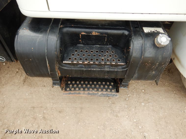 image for item DG6332 1998 International 4700 sign truck