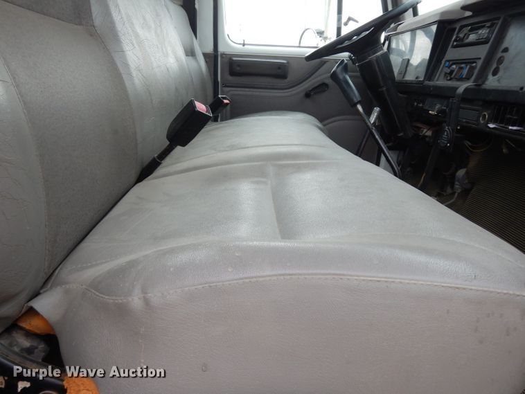 image for item DG6332 1998 International 4700 sign truck