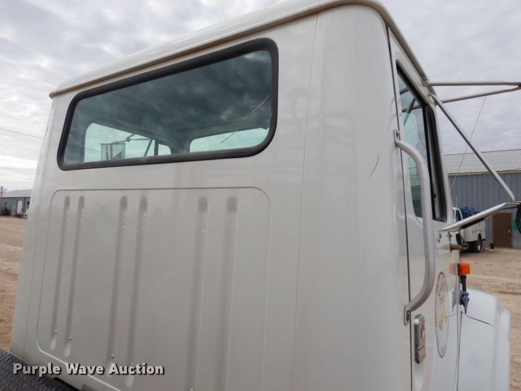 image for item DG6332 1998 International 4700 sign truck