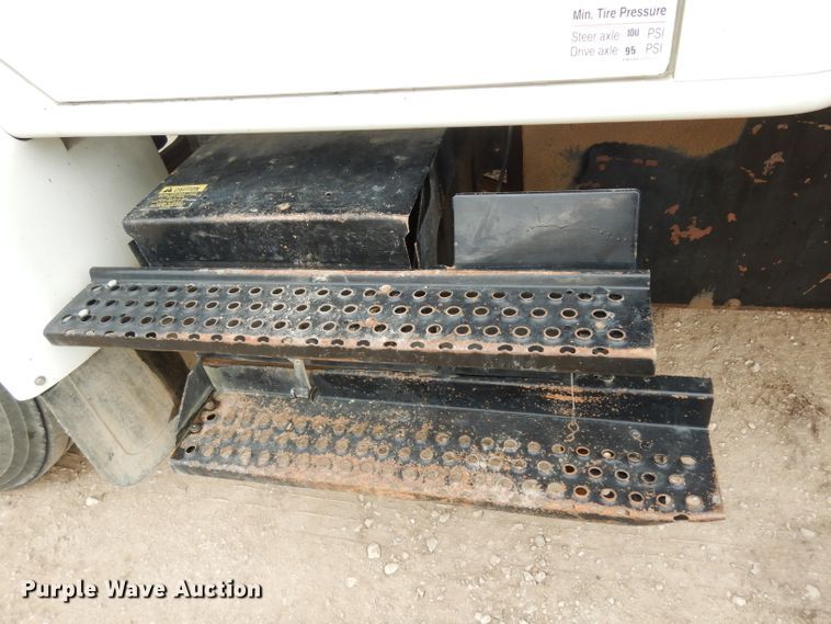 image for item DG6332 1998 International 4700 sign truck