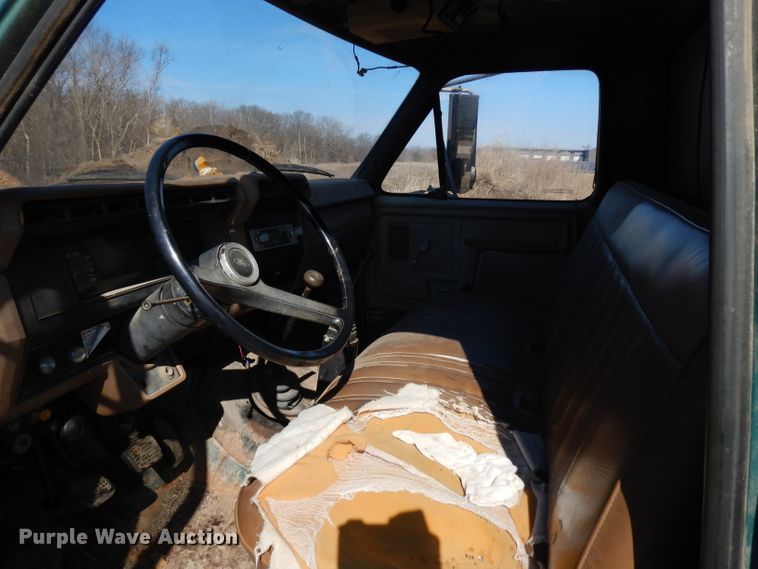 image for item ER9902 1986 Ford F700 dump truck