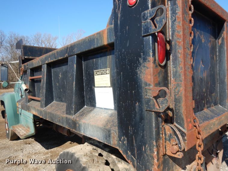 image for item ER9902 1986 Ford F700 dump truck