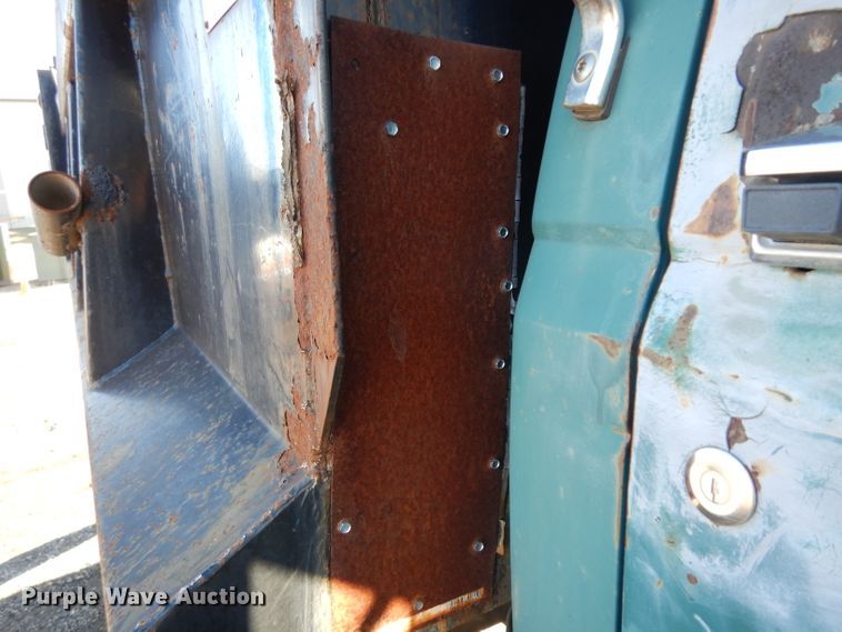 image for item ER9902 1986 Ford F700 dump truck