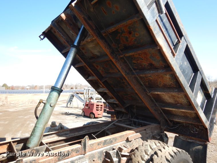 image for item ER9902 1986 Ford F700 dump truck