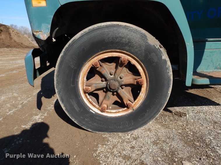 image for item ER9902 1986 Ford F700 dump truck