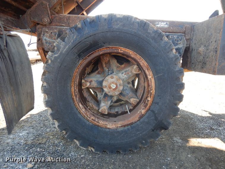 image for item ER9902 1986 Ford F700 dump truck