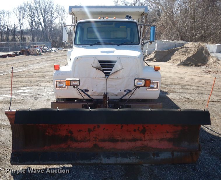 image for item ER9908 1995 Ford L8000 dump truck