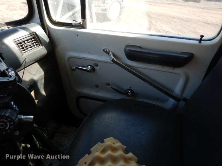 image for item ER9908 1995 Ford L8000 dump truck