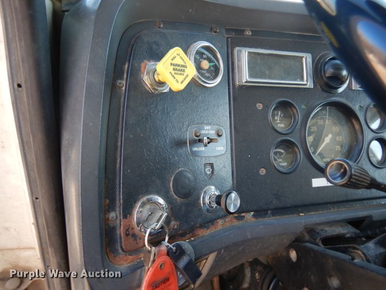 image for item ER9908 1995 Ford L8000 dump truck