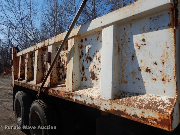 image for item ER9908 1995 Ford L8000 dump truck