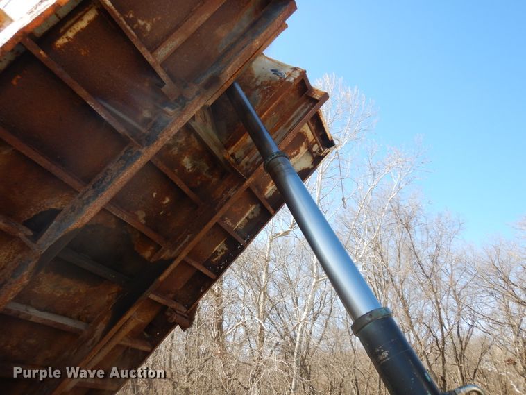 image for item ER9908 1995 Ford L8000 dump truck