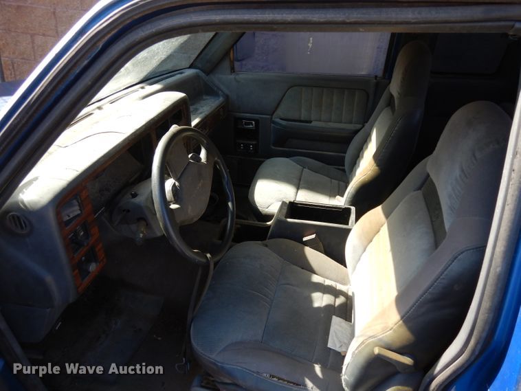 image for item ER9916 1992 Dodge Dakota Club Cab pickup truck