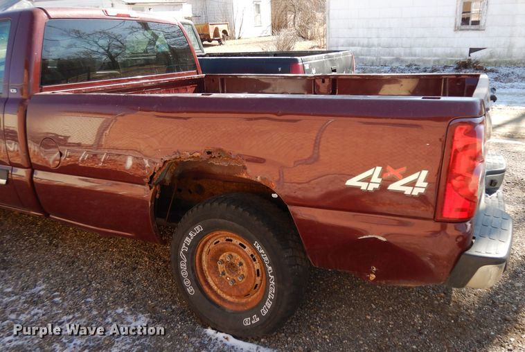 image for item ER9918 2003 Chevrolet Silverado 1500 pickup truck