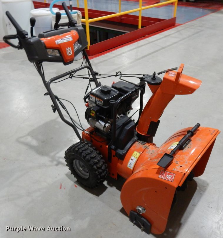 image for item ER9922 Husqvarna ST224 snow blower