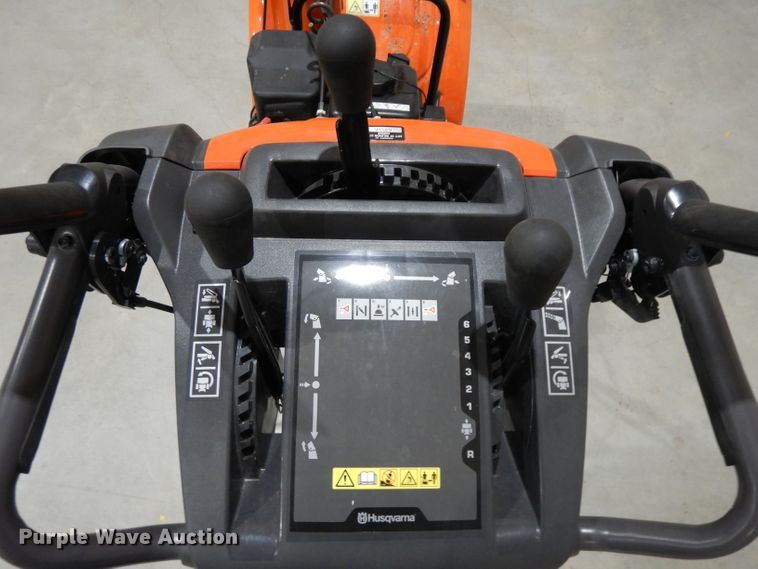 image for item ER9922 Husqvarna ST224 snow blower