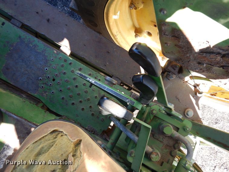 image for item ER9945 1984 John Deere 2350 tractor