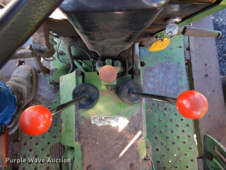 image for item ER9945 1984 John Deere 2350 tractor