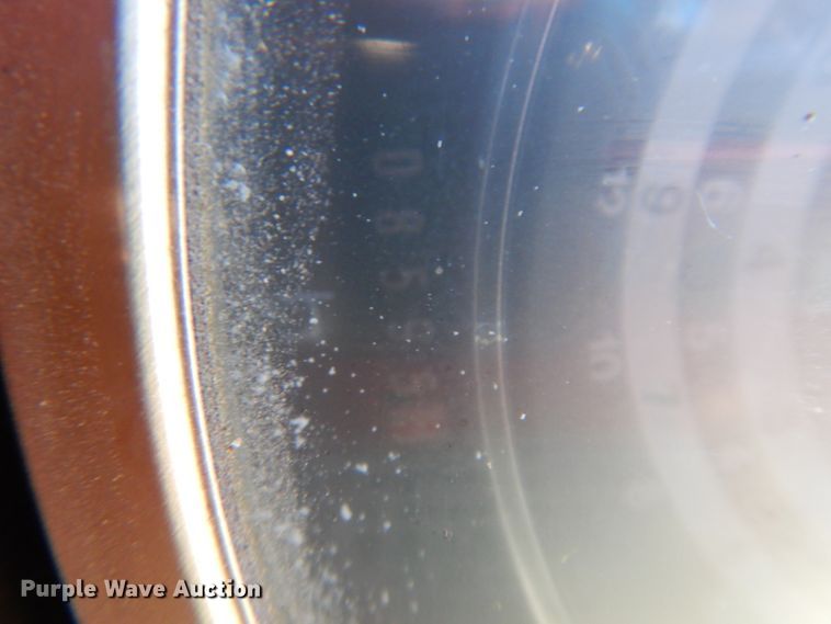 image for item ER9945 1984 John Deere 2350 tractor