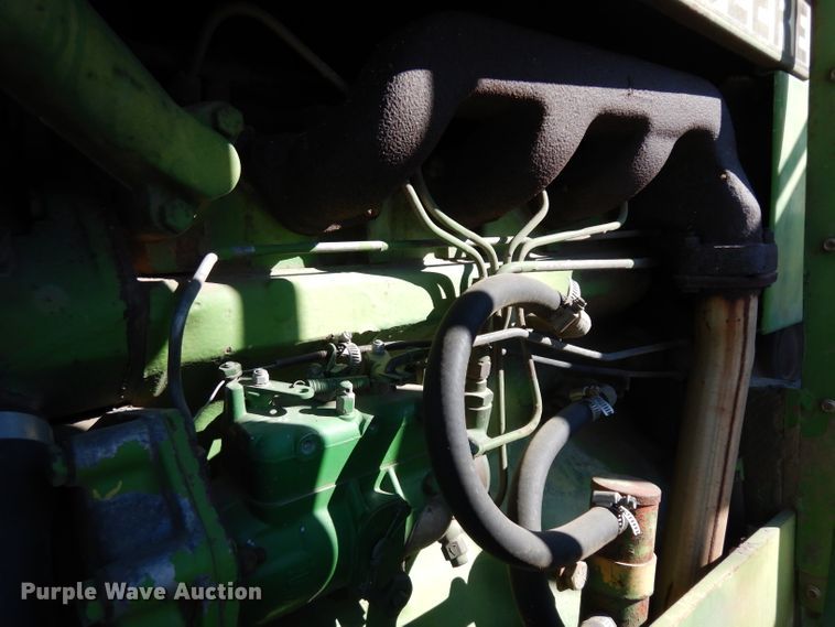 image for item ER9945 1984 John Deere 2350 tractor