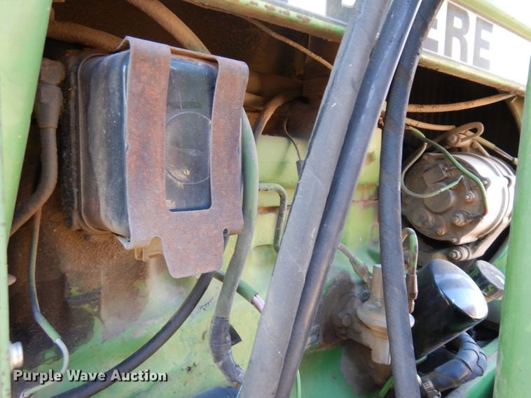 image for item ER9945 1984 John Deere 2350 tractor