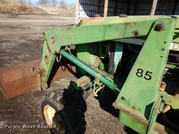 image for item ER9945 1984 John Deere 2350 tractor