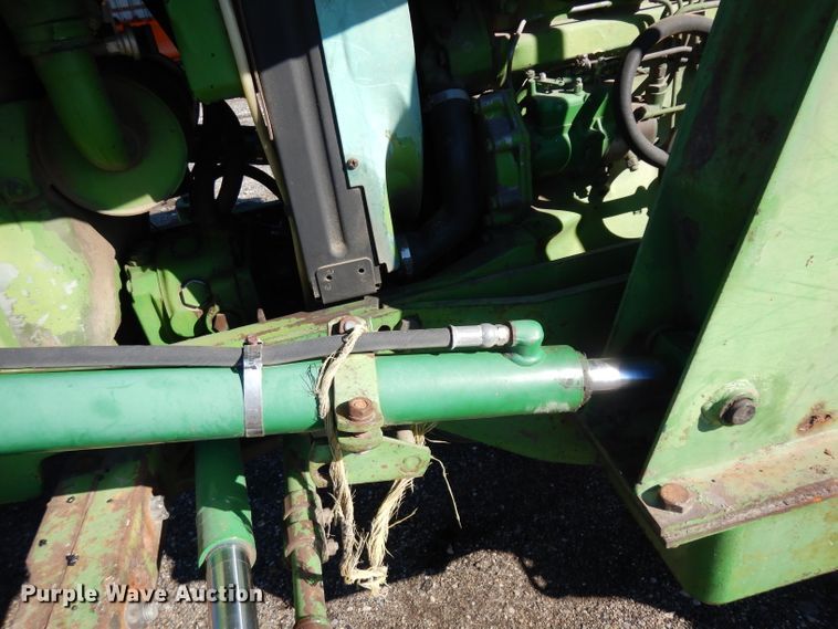 image for item ER9945 1984 John Deere 2350 tractor