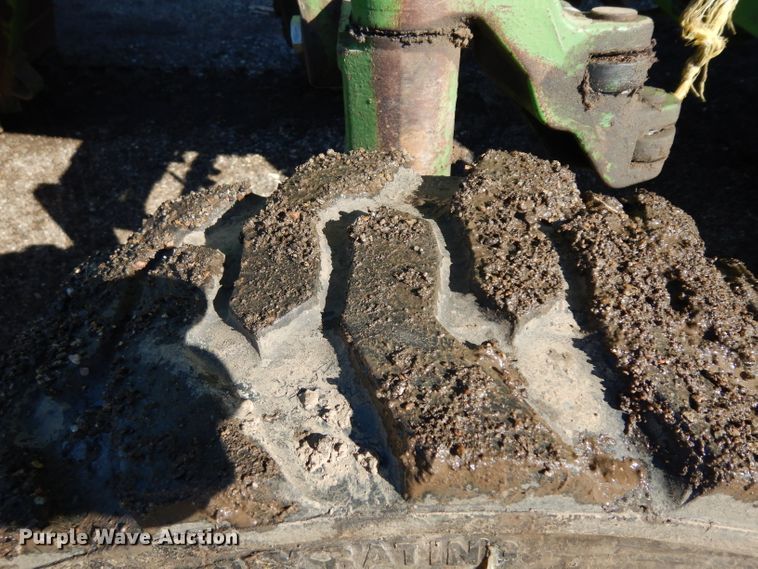 image for item ER9945 1984 John Deere 2350 tractor