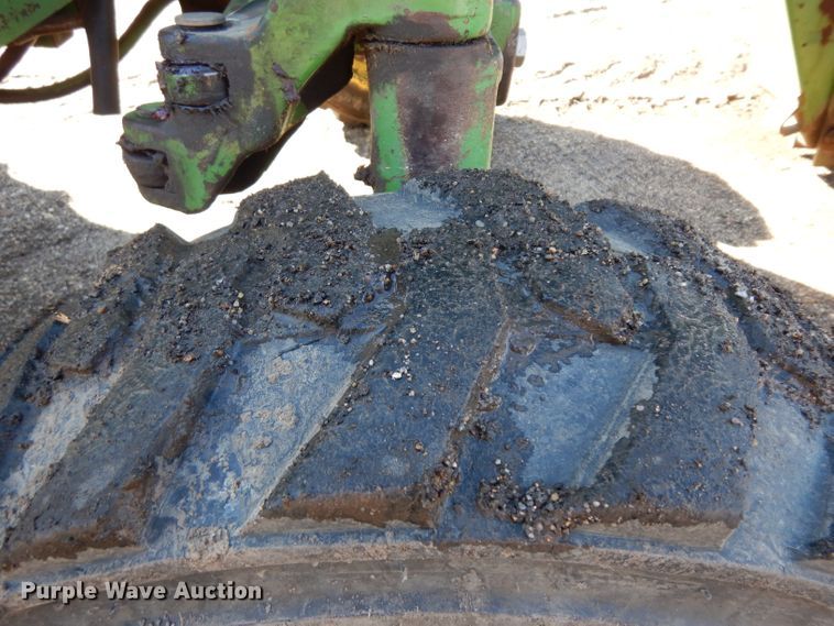 image for item ER9945 1984 John Deere 2350 tractor