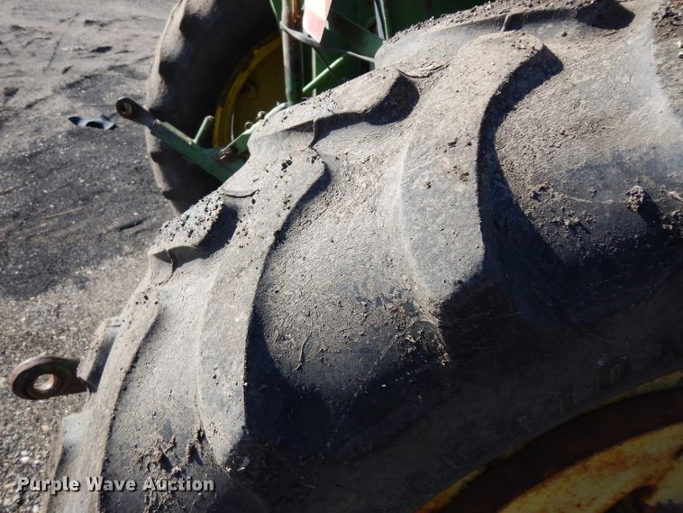 image for item ER9945 1984 John Deere 2350 tractor