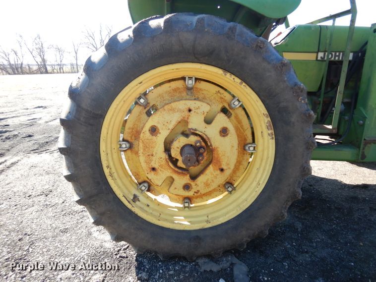 image for item ER9945 1984 John Deere 2350 tractor