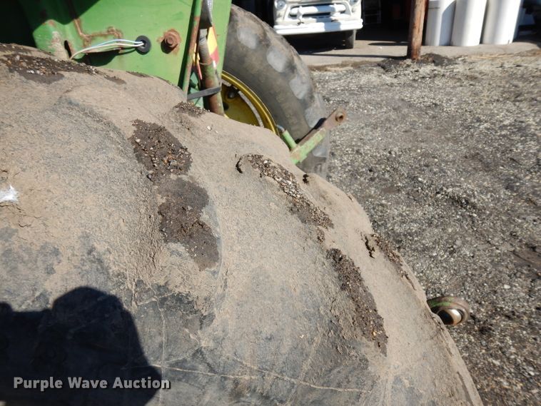 image for item ER9945 1984 John Deere 2350 tractor