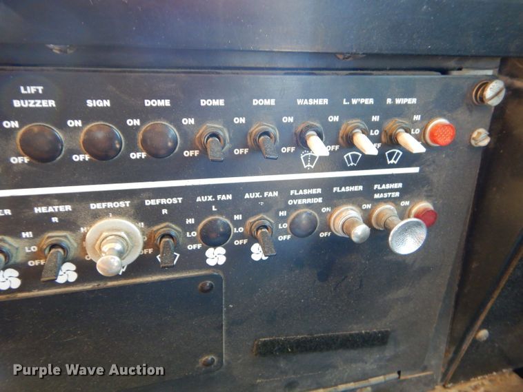 image for item FC9833 1995 International 3800 school bus