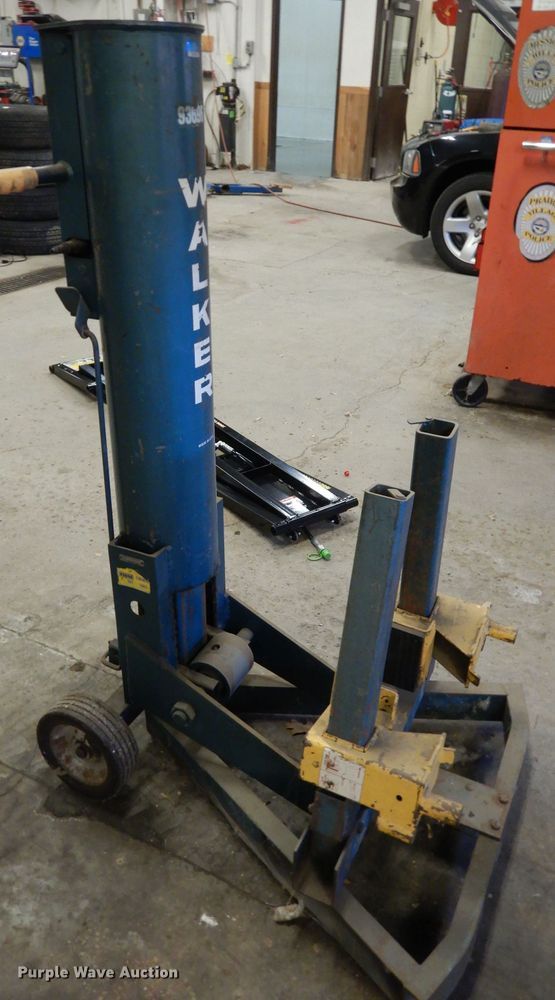 Walker 93696 air lift jack in Prairie Village, KS Item FD9817 sold