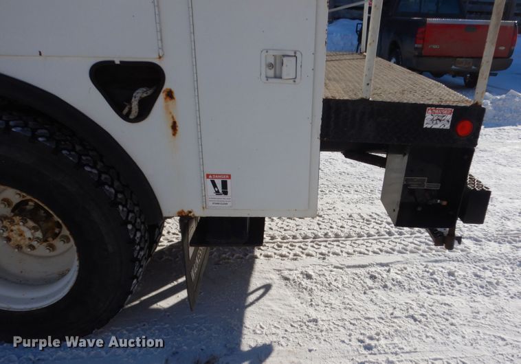 image for item FU9215 1999 International 4700 bucket truck